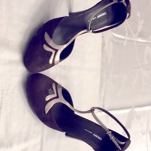 DKNY T-STRAP SUEDE PUMPS